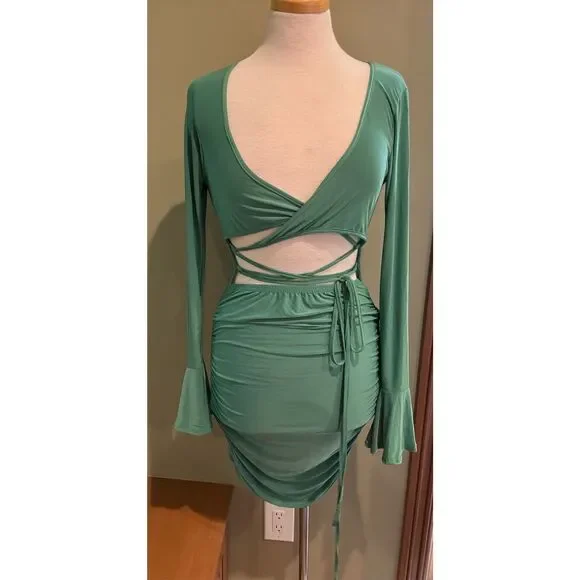 Pretty Little Things green NWT 6 Slinky cut out lace up bell sleeve body con dre - Picture 2 of 7